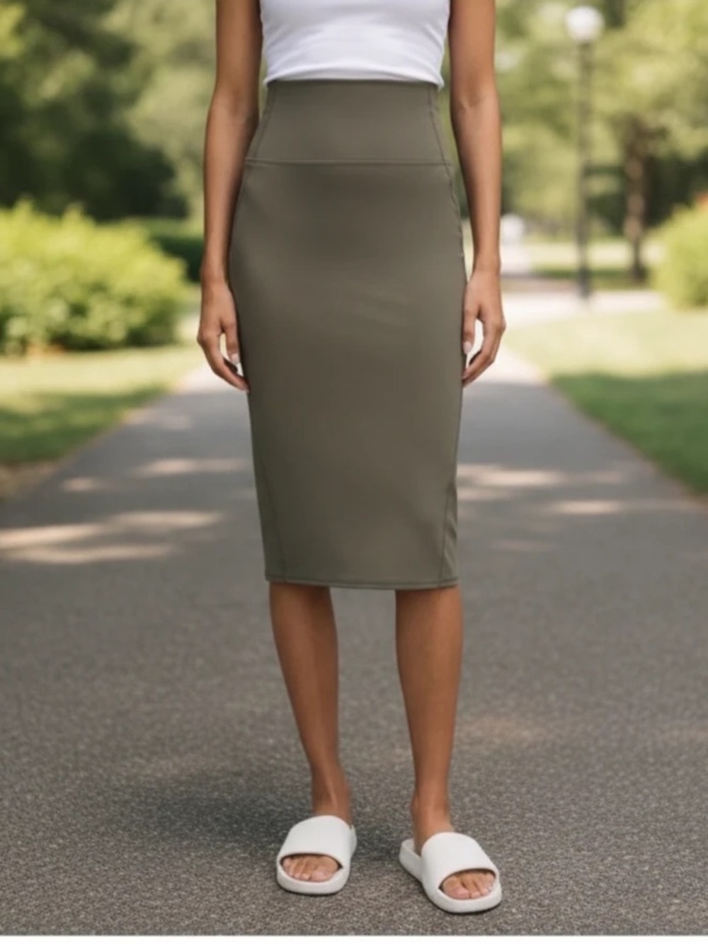 lululemon Women’s Nulu, Slim Fit, High Rise Skirt in Army Green. Size 6